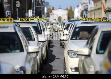 I tassisti di Monaco manifestano con un convoglio tra Odeonsplatz e Münchner Freiheit contro la concorrenza indesiderata della piattaforma online californiana Uber. [traduzione automatizzata] Foto Stock