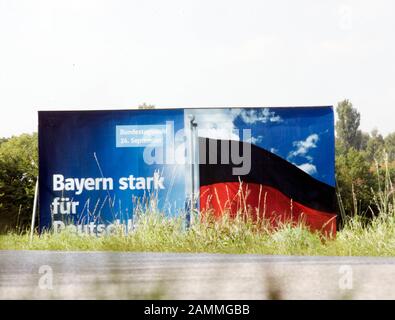 I poster elettorali della CSU su Brucker Straße a Emmering, sono stati portati il giorno dopo le elezioni del Bundestag 2017, che sono stati deludenti per il partito. [traduzione automatizzata] Foto Stock