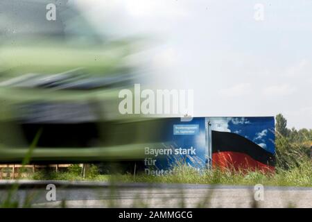 I poster elettorali della CSU su Brucker Straße a Emmering, sono stati portati il giorno dopo le elezioni del Bundestag 2017, che sono stati deludenti per il partito. [traduzione automatizzata] Foto Stock