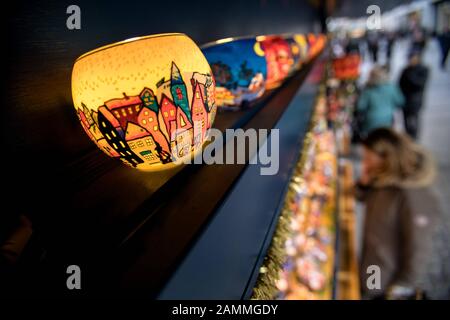 Lampade colorate in uno stand sul mercatino di Natale a Marienplatz di Monaco. [traduzione automatizzata] Foto Stock