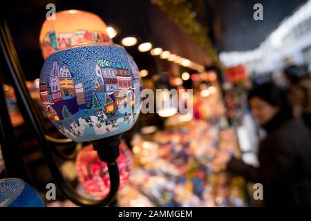 Lampade colorate in uno stand sul mercatino di Natale a Marienplatz di Monaco. [traduzione automatizzata] Foto Stock