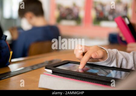 L'educazione digitale alla scuola elementare di Gänselieselstraße 33, esemplare nell'educazione dei media, è quindi una delle scuole di rete del progetto "Digital School 2020" in Baviera. L'immagine mostra uno studente con un tablet in classe. [traduzione automatizzata] Foto Stock