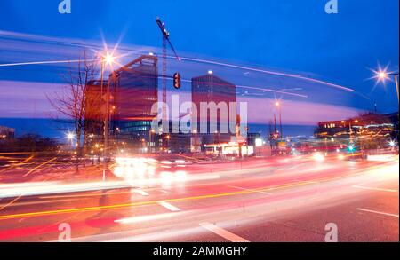 Serata al Vogelweideplatz di Steinhausen. Sullo sfondo, il grande cantiere per i quattro nuovi alti uffici 'Bavaria Towers' sorge nell'area tra Riedenburger Strasse e Truderinger Strasse. [traduzione automatizzata] Foto Stock