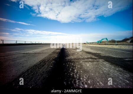 Rimozione di ordigni esplosivi al margine meridionale dell'ex aeroporto militare tra Fürstenfeldbruck e Maisach. L'immagine mostra la rimozione della superficie catrame della ex taxiway. [traduzione automatizzata] Foto Stock