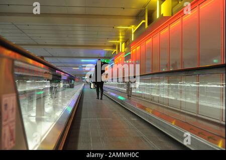 Passeggeri in aereo su un passaggio pedonale sotto il Terminal 1 all'aeroporto di Monaco. [traduzione automatizzata] Foto Stock