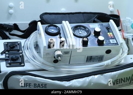 Paramedico di Johanniter Unfall-Hilfe a Monaco. L'immagine mostra LA BASE DI VITA del sistema di terapia mobile per l'uso di emergenza. [traduzione automatizzata] Foto Stock