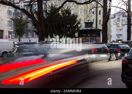 Intorno al centro storico, disusato urinal presso Holzplatz nel Glockenbachviertel, c'è un parcheggio. [traduzione automatizzata] Foto Stock