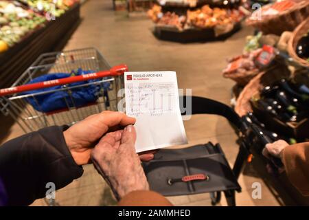 Un carer pagato dell'associazione 'Wohnen im Alter im Cosimapark' aiuta un anziano con il suo shopping settimanale. [traduzione automatizzata] Foto Stock