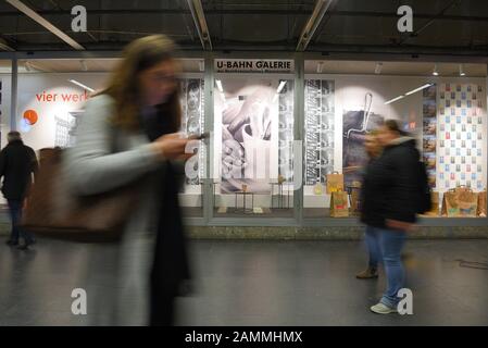 Galleria al piano mezzanino della stazione della metropolitana dell'Università di Monaco, che funge da spazio espositivo per l'arte e altri scopi. [traduzione automatizzata] Foto Stock