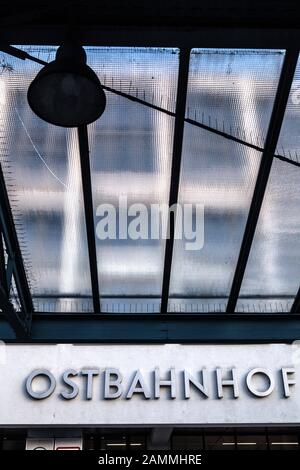 Cartello con l'iscrizione 'Ostbahnhof' sopra l'ingresso alla Ostbahnhof di Monaco. [traduzione automatizzata] Foto Stock