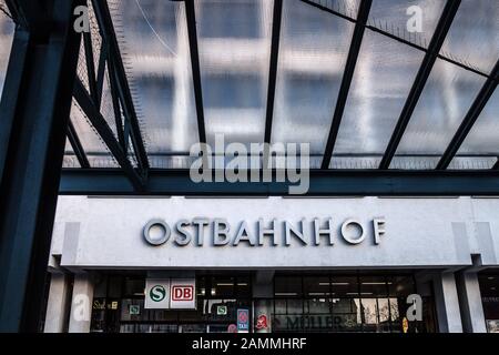 Cartello con l'iscrizione 'Ostbahnhof' sopra l'ingresso alla Ostbahnhof di Monaco. [traduzione automatizzata] Foto Stock