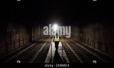 Chiusura della linea principale della S-Bahn durante il fine settimana per la manutenzione di rotaie, linee elettriche e interruttori. [traduzione automatizzata] Foto Stock