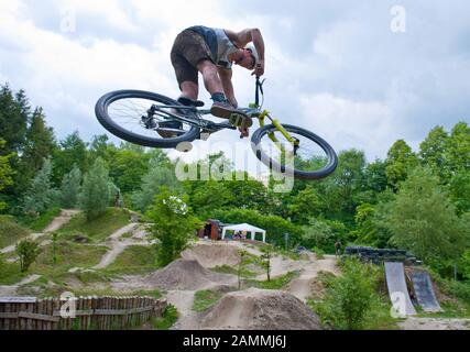 Pompa la pista con gli elementi Dirtline per BMX e mountain bike nel Parco Dirt Kirchseeoner vicino Monaco. [traduzione automatizzata] Foto Stock