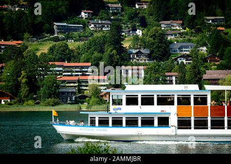 Escursione in barca sul Tegernsee vicino Rottach-Egern, ville di lusso sono visibili sullo sfondo. [traduzione automatizzata] Foto Stock