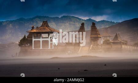 Tempio indù a Monte Bromo vulcani in bromo Tengger Semeru National Park, East Java, Indonesia Foto Stock