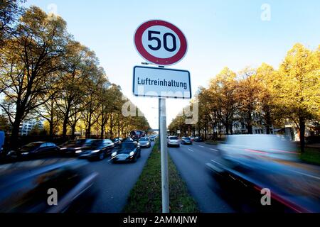 Segnaletica stradale 'tempo 50 - Luftrehinhaltung' presso la Landshuter Allee di Monaco. [traduzione automatizzata] Foto Stock