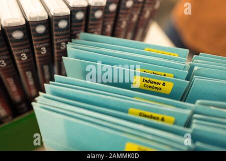 Visita della rivista Monaco City Library nel seminterrato del Gastig, che deve essere trasferita durante la ricostruzione. Adesivi per i diversi generi e argomenti. [traduzione automatizzata] Foto Stock