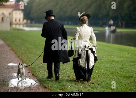 Partecipanti a costumi storici al gala di cavalli e carrozze nel parco di Schloss Scheissheim / © Johannes Simon [traduzione automatizzata] Foto Stock