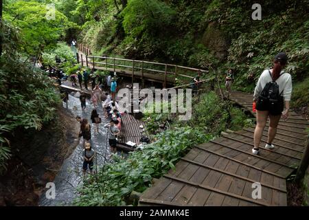 Persone e turisti asiatici godono di fiume hot springs al naturale Oyunumagawa pediluvio in Noboribetsu Onsen, famosa città di Hokkaido, Giappone, Asia Foto Stock