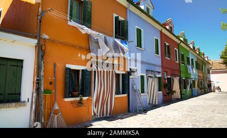 Edifici colorati dipinti, strada sull'isola di Burano, architettura italiana Foto Stock