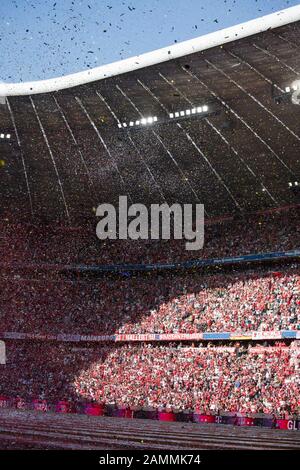 Pubblico nell'Allianz Arena del FC Bayern durante l'ultimo gioco della stagione 2017/18 [traduzione automatizzata] Foto Stock