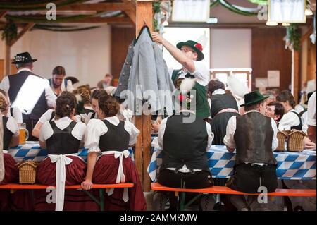 I Trachtlers celebrano l'Ebersberger Volksfest nel 'paradiso dell'Ebersberger'. [traduzione automatizzata] Foto Stock