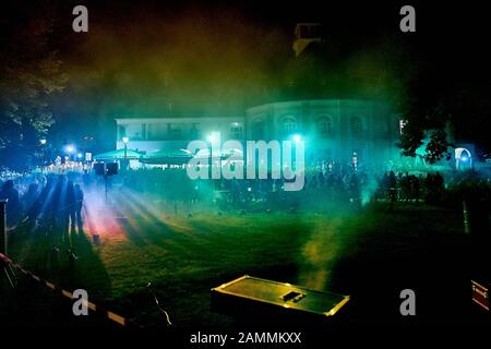 Il festival del parco termale che celebra il 120th anniversario della spa è celebrato nel parco termale con un colorato spettacolo laser. [traduzione automatizzata] Foto Stock