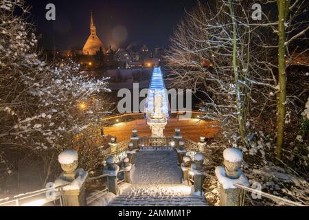 Nell'ora blu del freddo inverno - l'Europa-Steg sul Salzach, che collega la Germania con l'Austria, Laufen con Oberndorf, in questo luogo c'era già un ponte pedonale per secoli, che è caduto vittima di inondazioni ancora e ancora, BerchtesgadLand, alta Baviera, Germania [traduzione automatizzata] Foto Stock