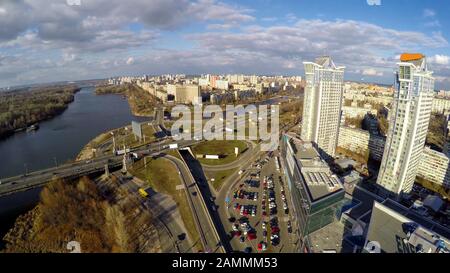 Vista dall'alto della strada urbana, molte auto che guidano, traffico intenso, ora di punta in città Foto Stock