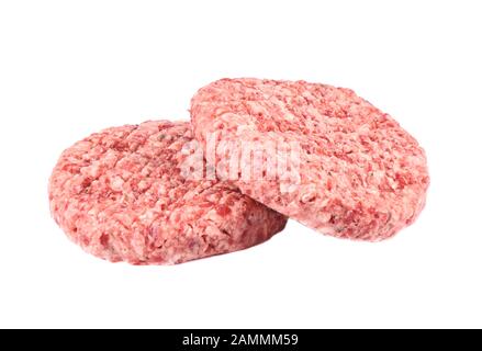 Due cotolette di manzo rosa grezzo isolate su sfondo bianco. Spazio di copia. Foto Stock