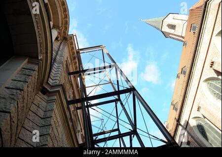 Costruzione di un nuovo nobile hotel del Gruppo Rosewood americano-asiatico nella costruzione dell'ex-bavarese Statsbank su Kardinal-Faulhaber-Straße 1 e Palais Neuhaus-Preysing su Prannerstraße. Gli edifici del centro storico della città saranno completamente eviscerati, un edificio di uffici adiacente dalla 1970s è già stato completamente demolito. [traduzione automatizzata] Foto Stock