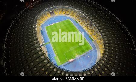 Grande stadio illuminato dal punto di vista aereo, partita di calcio, campionato Foto Stock