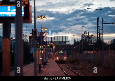 Un treno suburbano arriva alla stazione di Ebersberger di notte. [traduzione automatizzata] Foto Stock