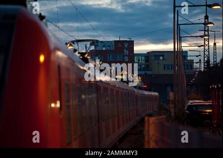 Una S-Bahn alla stazione di Ebersberger di notte. [traduzione automatizzata] Foto Stock