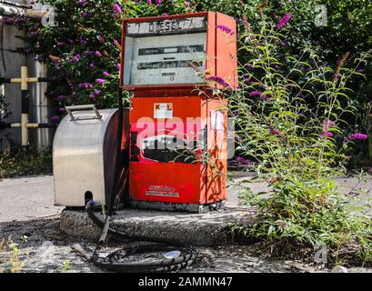 Vecchia pompa a benzina rossa per diesel presso la stazione di rifornimento abbandonata del MD Papierfabrik a Dachau. [traduzione automatizzata] Foto Stock