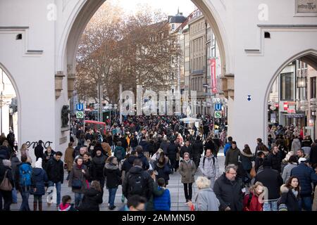 Gli acquirenti di Natale nel secondo fine settimana di Avvento nel centro di Monaco presso il Neuhäuser Tor. [traduzione automatizzata] Foto Stock