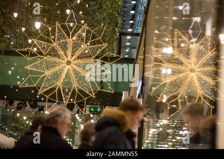 Acquirenti di Natale nel secondo fine settimana di Avvento nella galleria commerciale 'Fünf Höfe' di Monaco. [traduzione automatizzata] Foto Stock