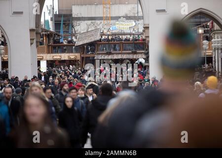 Gli acquirenti di Natale nel secondo fine settimana di Avvento nel centro di Monaco presso il Neuhäuser Tor. [traduzione automatizzata] Foto Stock