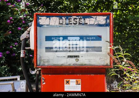 Vecchia pompa a benzina rossa per diesel presso la stazione di rifornimento abbandonata del MD Papierfabrik a Dachau. [traduzione automatizzata] Foto Stock