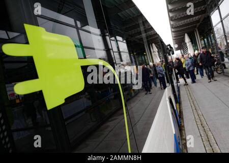 Al cambio di orario del 15 dicembre 2019, la prima linea di autobus regionale MVV completamente elettrica, linea 232, sarà operativa alla stazione di Unterföhring vicino a Monaco. [traduzione automatizzata] Foto Stock