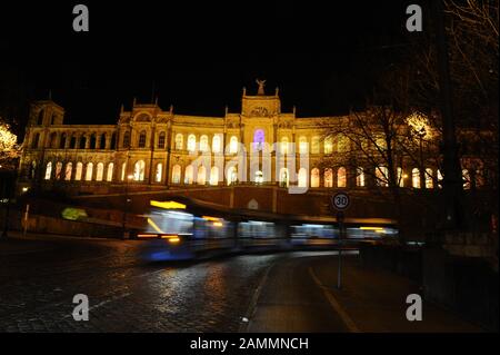 Edifici illuminati a Monaco. Qui nella foto il Parlamento bavarese di notte. [traduzione automatizzata] Foto Stock