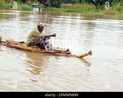 Pesca del pescatore etiope dalla barca tradizionale del papiro o Tankwa. Lago Tana, Etiopia. Foto Stock