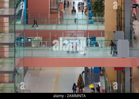 Passeggeri delle compagnie aeree all'interno dell'Aeroporto Internazionale Kansai di Osaka, Giappone Foto Stock