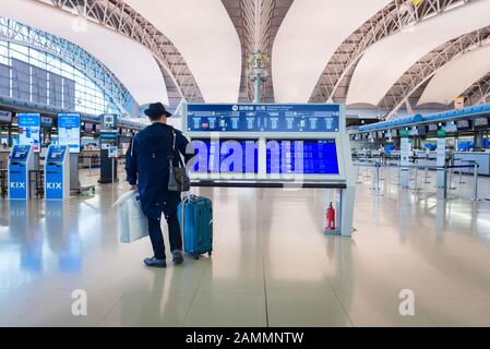 Passeggeri delle compagnie aeree all'interno dell'Aeroporto Internazionale Kansai di Osaka, Giappone Foto Stock