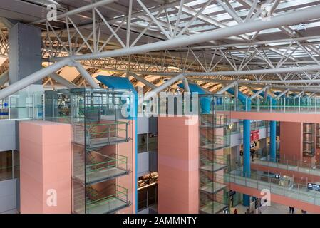 Osaka, GIAPPONE-30 NOVEMBRE: Passeggeri delle compagnie aeree all'interno dell'aeroporto internazionale di Kansai il 30 novembre 2016. L'Aeroporto Internazionale di Kansai (KIX) e' uno del Giappone Foto Stock