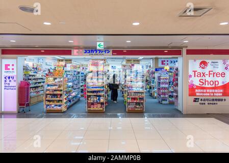 Osaka, GIAPPONE-30 NOVEMBRE: Negozio duty free all'interno dell'aeroporto internazionale di Kansai il 30 novembre 2016. L'Aeroporto Internazionale di Kansai (KIX) e' uno dei m del Giappone Foto Stock