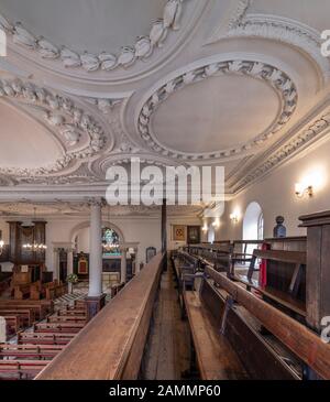 Re Carlo Martire Chiesa, vicino ai Pantili a Tunbridge Wells, Kent. Costruito nel 1676, il soffitto in gesso più antico è di John Weatherell. Foto Stock