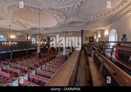 Re Carlo Martire Chiesa, vicino ai Pantili a Tunbridge Wells, Kent. Costruito nel 1676, il soffitto in gesso più antico è di John Weatherell. Foto Stock