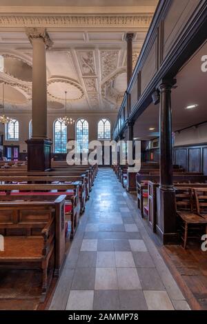 Re Carlo Martire Chiesa, vicino ai Pantili a Tunbridge Wells, Kent. Costruito nel 1676, il soffitto in gesso più antico è di John Weatherell. Foto Stock