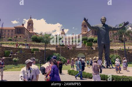 Nelson Mandela statua presso l'Unione degli edifici a Pretoria, Sud Africa. Foto Stock
